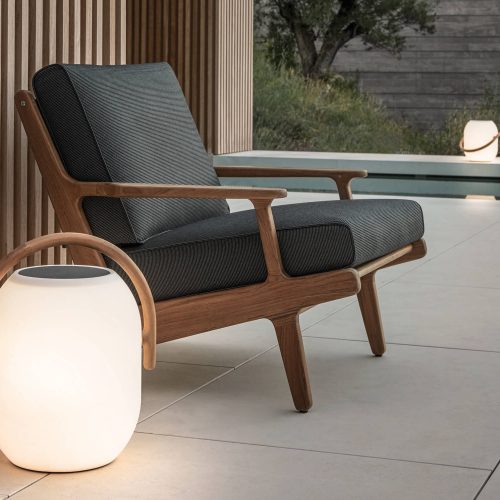 Gloster Bay lounge chair met ambient cocoon